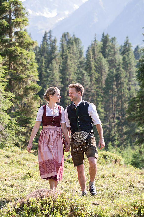 Lifestyle Paarfoto in Tiroler Tracht